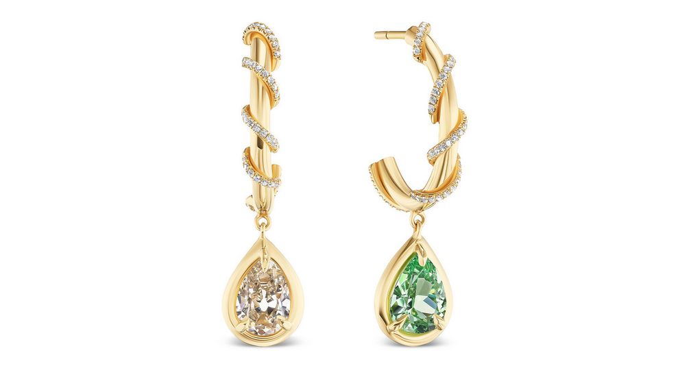 Инкрустированные бриллиантами серьги-кольца Curva из 18-каратного желтого золота с подвесками из грушевидного граната и грушевидного бриллианта Инкрустированные бриллиантами серьги-кольца Curva из 18-каратного желтого золота с подвесками из грушевидного граната и грушевидного бриллианта