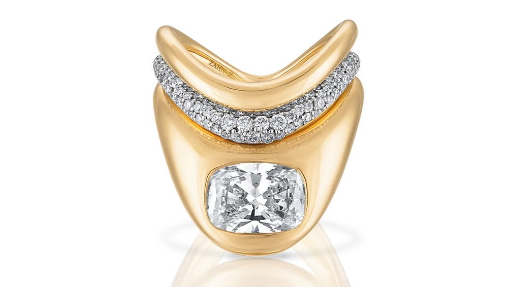 Комплект колец, сверху вниз: кольцо Zaha из 14-каратного желтого золота, кольцо Zaha с бриллиантами в технике паве и кольцо Big Zaha Комплект колец, сверху вниз: кольцо Zaha из 14-каратного желтого золота, кольцо Zaha с бриллиантами в технике паве и кольцо Big Zaha