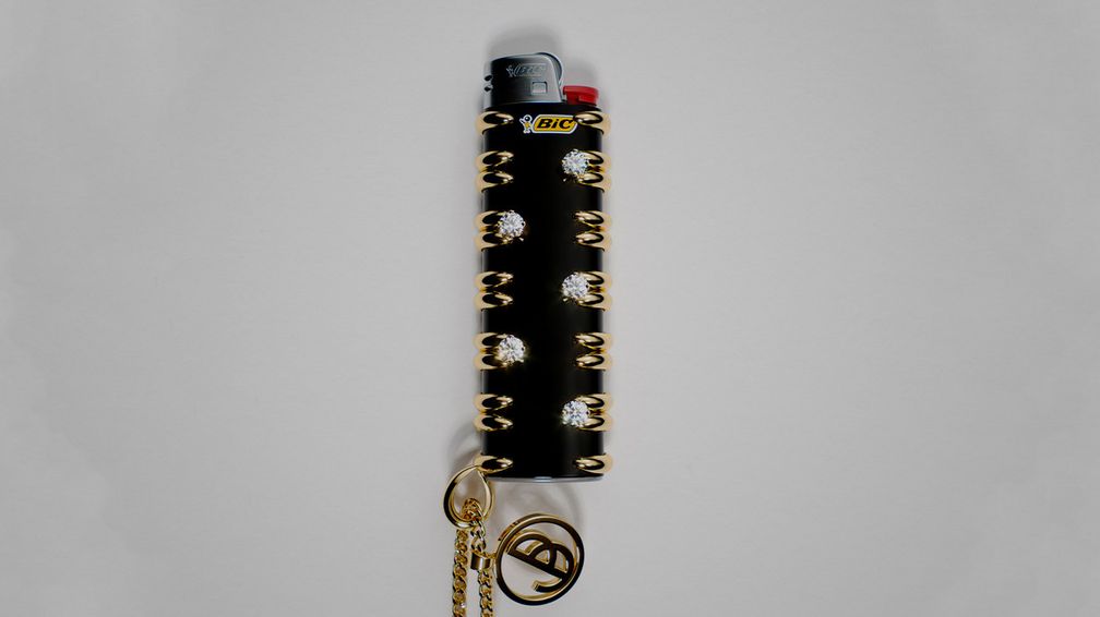 Украшение Flameholder из 14-каратного желтого золота с бриллиантами придает зажигалкам изысканный вид