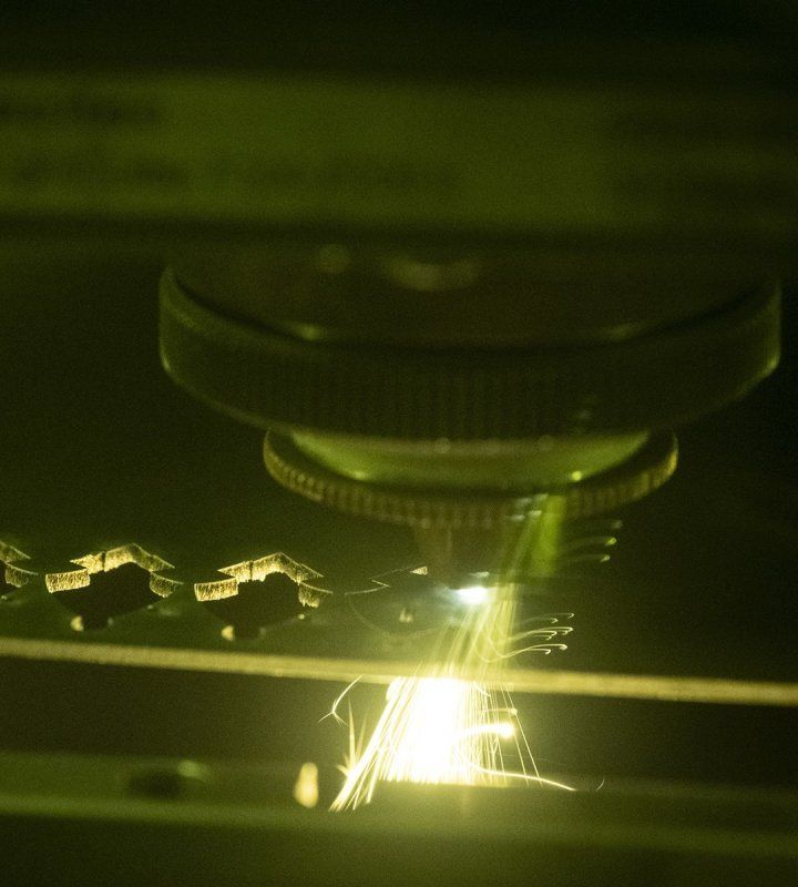 В основе подхода Akillis лежат высокоточные технологии, заимствованные из высокого часового искусства и аэрокосмической отрасли. Использование лазерной резки, цифровой фрезеровки и передовых методов обработки поверхности позволяет создавать чрезвычайно сложные дизайны В основе подхода Akillis лежат высокоточные технологии, заимствованные из высокого часового искусства и аэрокосмической отрасли. Использование лазерной резки, цифровой фрезеровки и передовых методов обработки поверхности позволяет создавать чрезвычайно сложные дизайны