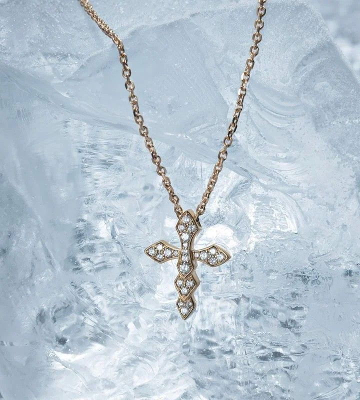 Крест — мотив, который часто встречается в работах Akillis и постоянно переосмысливается Крест — мотив, который часто встречается в работах Akillis и постоянно переосмысливается