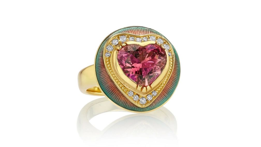 Уникальное кольцо Kaleidoscope от Brooke Gregson из 18-каратного желтого золота с розовым турмалином в форме сердца весом 4,03 карата, бриллиантами общим весом 0,19 карата и эмалью Уникальное кольцо Kaleidoscope от Brooke Gregson из 18-каратного желтого золота с розовым турмалином в форме сердца весом 4,03 карата, бриллиантами общим весом 0,19 карата и эмалью