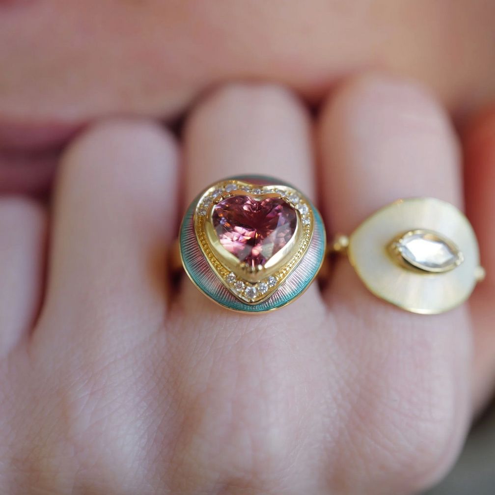 Уникальное кольцо Kaleidoscope от Brooke Gregson из 18-каратного желтого золота с розовым турмалином в форме сердца весом 4,03 карата, бриллиантами общим весом 0,19 карата и эмалью Уникальное кольцо Kaleidoscope от Brooke Gregson из 18-каратного желтого золота с розовым турмалином в форме сердца весом 4,03 карата, бриллиантами общим весом 0,19 карата и эмалью
