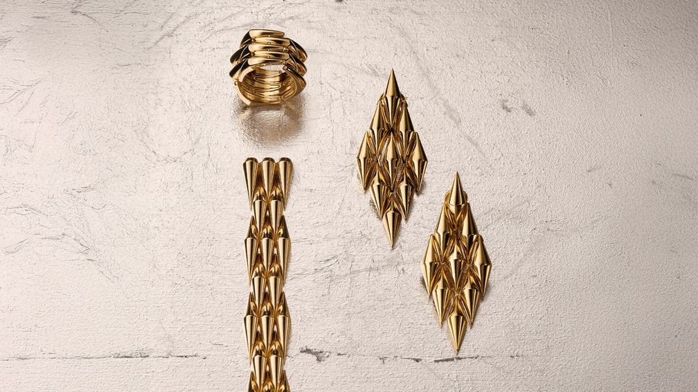 Сверху вниз: кольцо Vimini, серьги Vimini и браслет Vimini, все из 18-каратного желтого золота