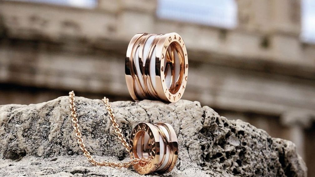 Кольцо и подвеска B.zero1 от Bulgari, сфотографированные на фоне Колизея в Риме, который изначально вдохновил на создание коллекции