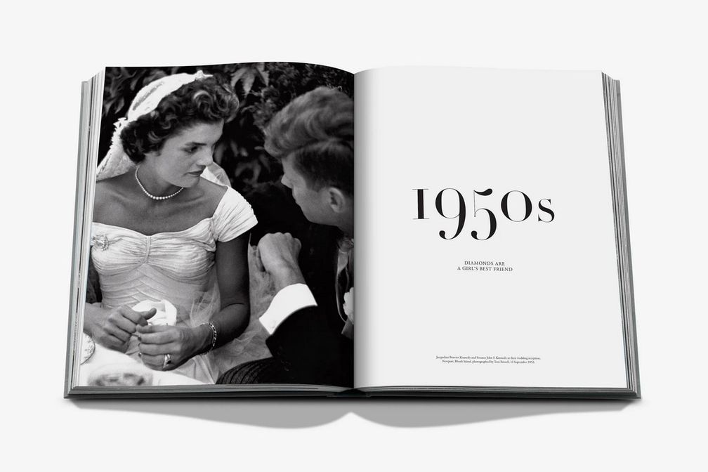 Страницы из книги A Diamond Is Forever («Бриллиант навсегда»), выпущенной компанией De Beers