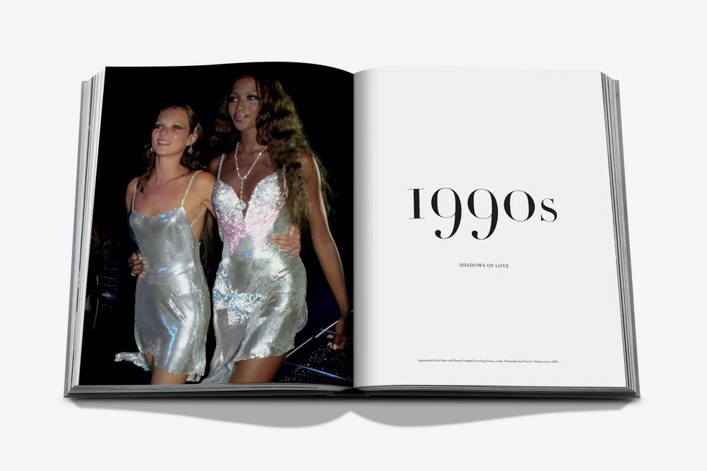 Страницы из книги A Diamond Is Forever («Бриллиант навсегда»), выпущенной компанией De Beers