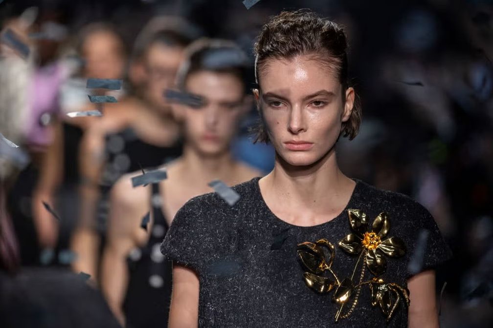 Броши, большие и массивные, снова в моде в 2026 году