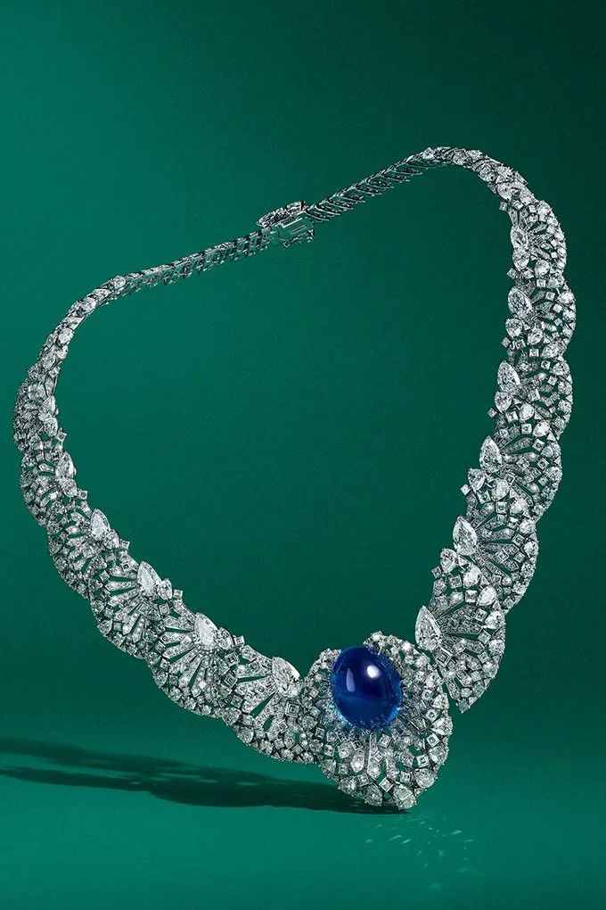 Колье Фаннинг на церемонии вручения премии «Золотой глобус» называлось Pavocelle Колье Фаннинг на церемонии вручения премии «Золотой глобус» называлось Pavocelle