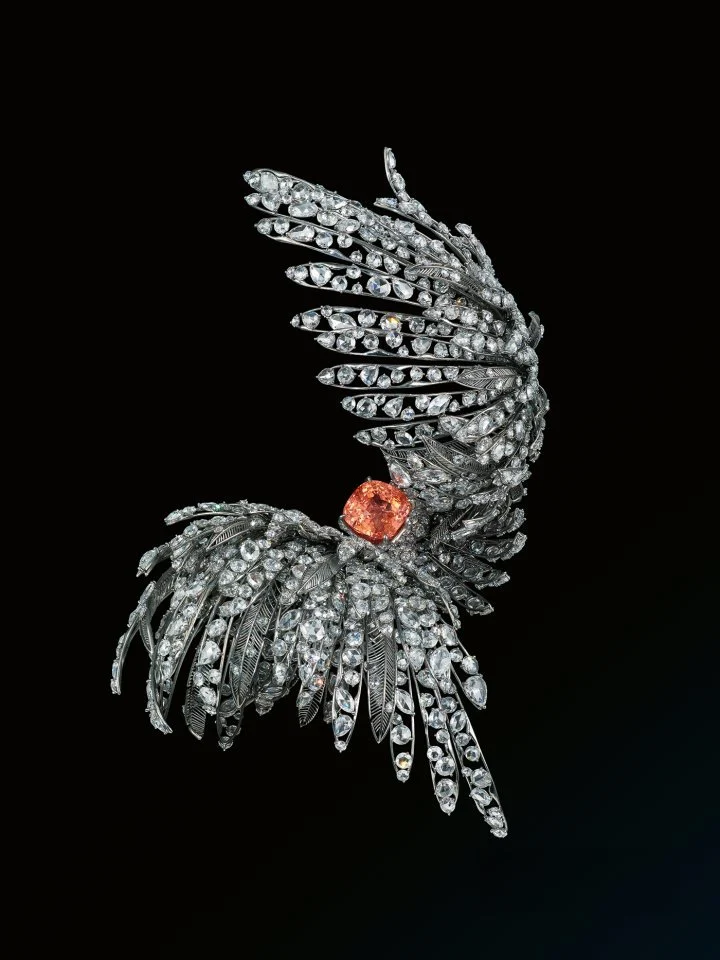 Брошь Life 2023 с потрясающим 80-каратным спессартитом. Серия «Жизнь» документирует различные эмоциональные этапы, которые люди пережили во время COVID-19: тревога, страдания, стойкость и триумф Брошь Life 2023 с потрясающим 80-каратным спессартитом. Серия «Жизнь» документирует различные эмоциональные этапы, которые люди пережили во время COVID-19: тревога, страдания, стойкость и триумф