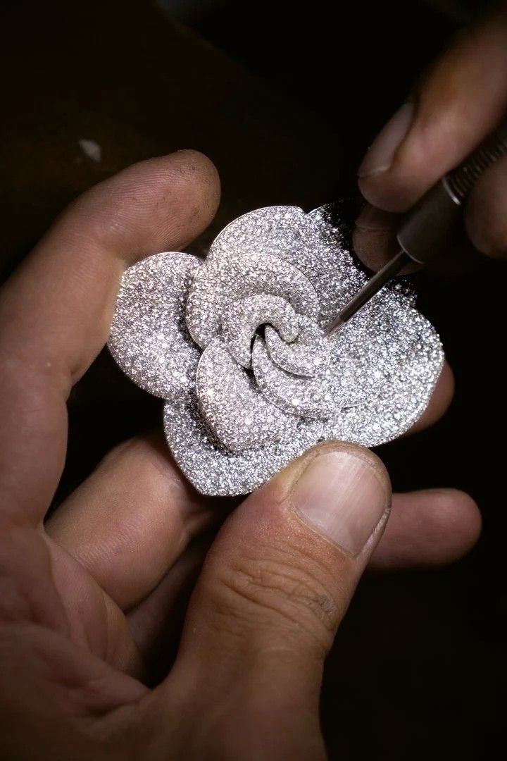 Коллекция ювелирных украшений Rosina вдохновлена встречей Евгении Бруни с ныне заброшенным домом ее покойной двоюродной бабушки Розины и с обилием природы, которая вновь поглотила забытое пространство. Среди этой массы зелени расцвела одинокая роза Коллекция ювелирных украшений Rosina вдохновлена встречей Евгении Бруни с ныне заброшенным домом ее покойной двоюродной бабушки Розины и с обилием природы, которая вновь поглотила забытое пространство. Среди этой массы зелени расцвела одинокая роза