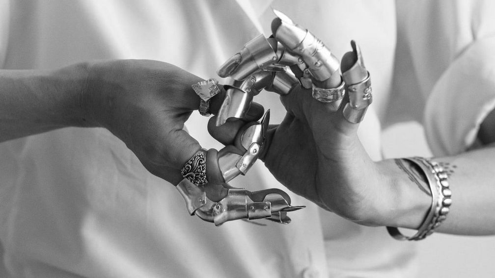 Серебряные украшения от лондонского ювелирного бренда Shuwuu, основательница которого родом из Монголии 