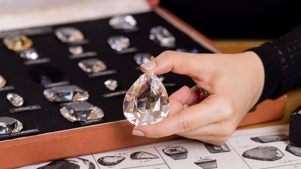 Курсы в L’ÉCOLE, Школе ювелирного искусства в Гонконге, погружают участников в мир бриллиантов