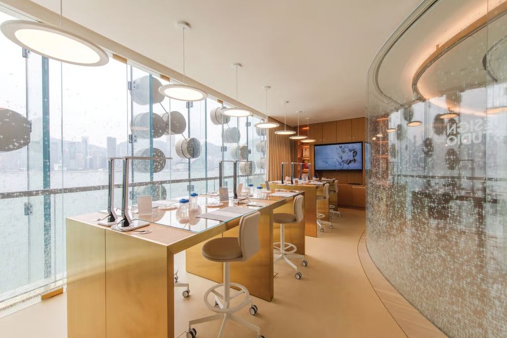 Студенты L’ÉCOLE, Школы ювелирного искусства, могут похвастаться великолепным видом на гавань Гонконга из своего класса