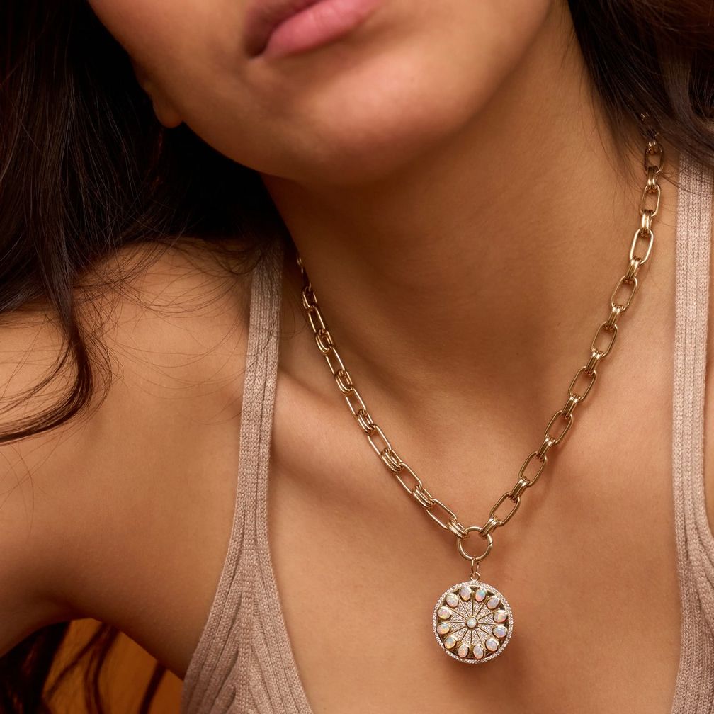 Кулон Serenity («Безмятежность»), украшенный 13 опалами, от бренда Lionheart