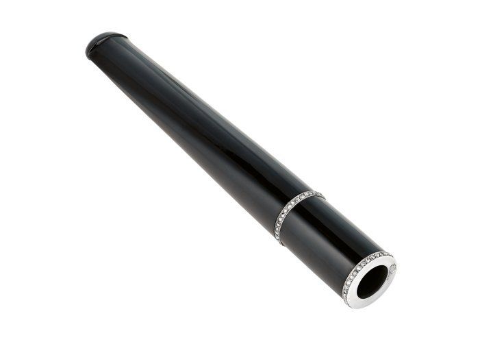 Мундштук для сигарет из платины, гагата и бриллиантов, 1920 год, коллекция Van Cleef & Arpels