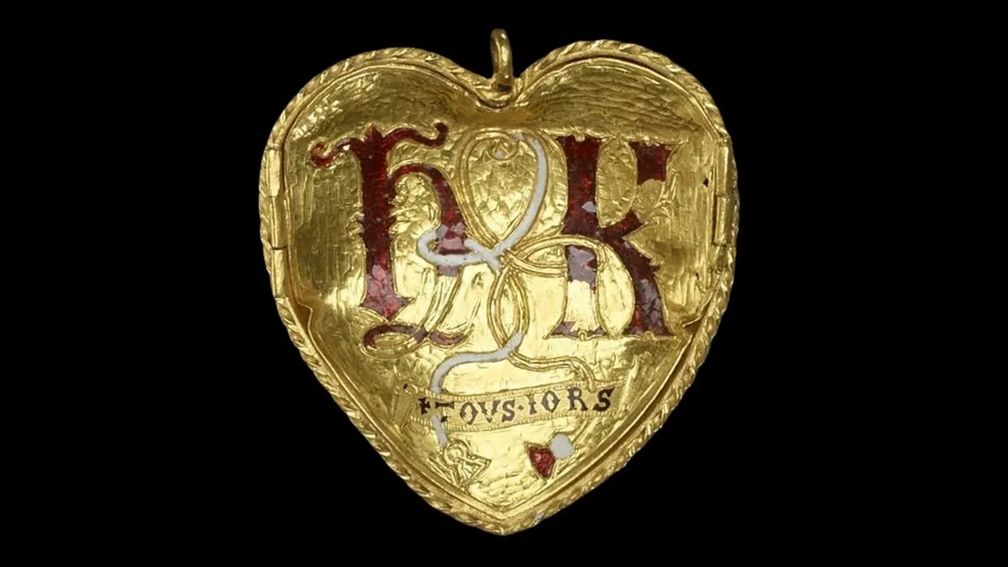 Золотой кулон с эмалью и инициалами Генриха VIII и Екатерины Арагонской, около 1518 года Золотой кулон с эмалью и инициалами Генриха VIII и Екатерины Арагонской, около 1518 года