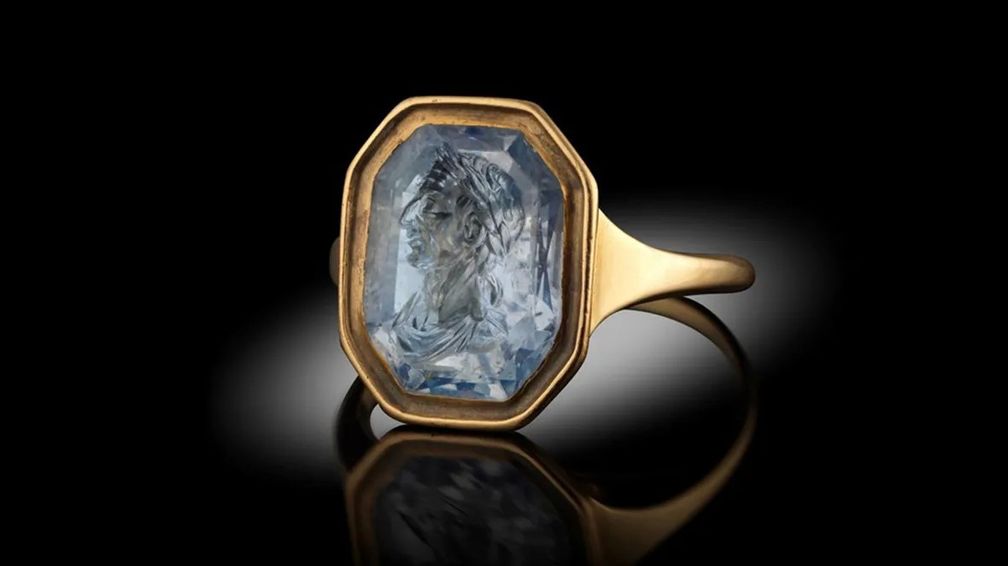 Золотое кольцо с резным сапфиром, 1279 год