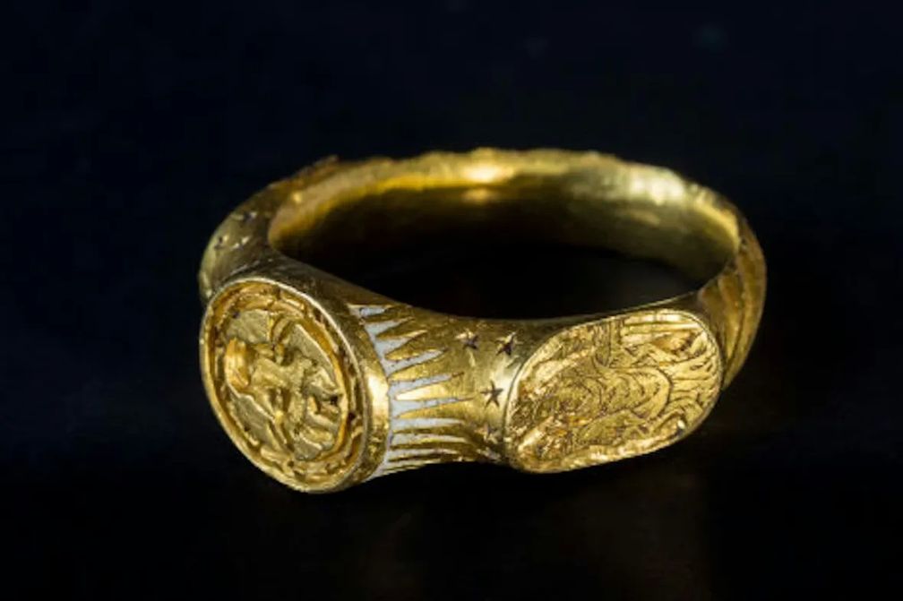Золотой перстень-печатка с эмблемой семьи Болейн. Найден металлоискателем в 2019 году в Кенте Золотой перстень-печатка с эмблемой семьи Болейн. Найден металлоискателем в 2019 году в Кенте