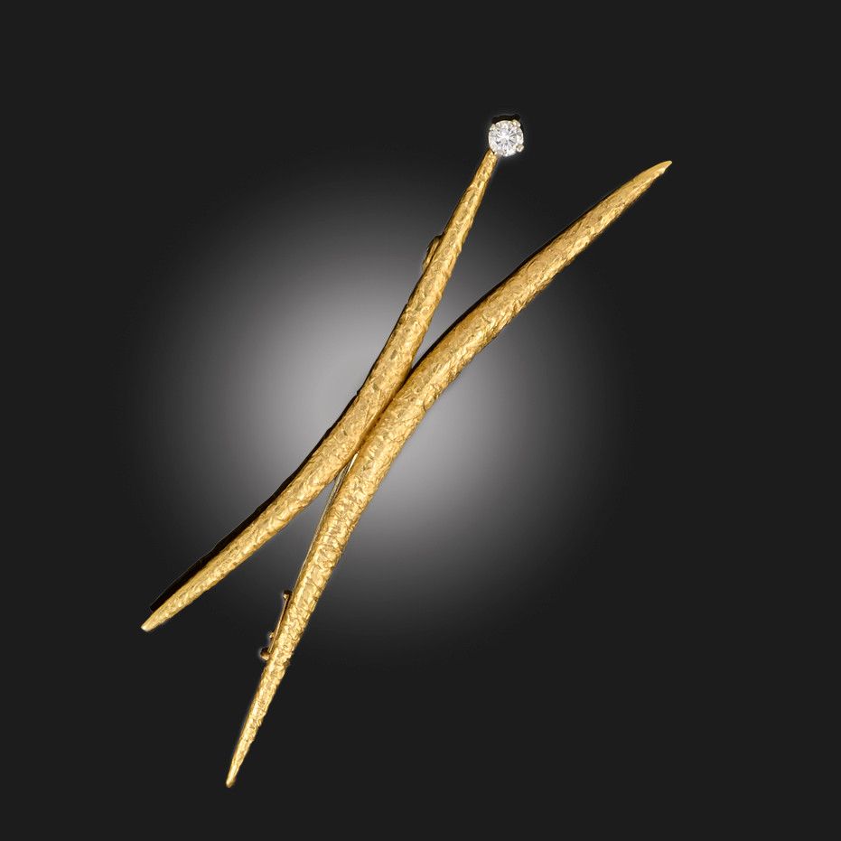 Брошь JK, созданная Эндрю Грима (Andrew Grima) после убийства президента Джона Ф. Кеннеди в 1963 году Брошь JK, созданная Эндрю Грима (Andrew Grima) после убийства президента Джона Ф. Кеннеди в 1963 году. Фото предоставлено Woolley & Wallis