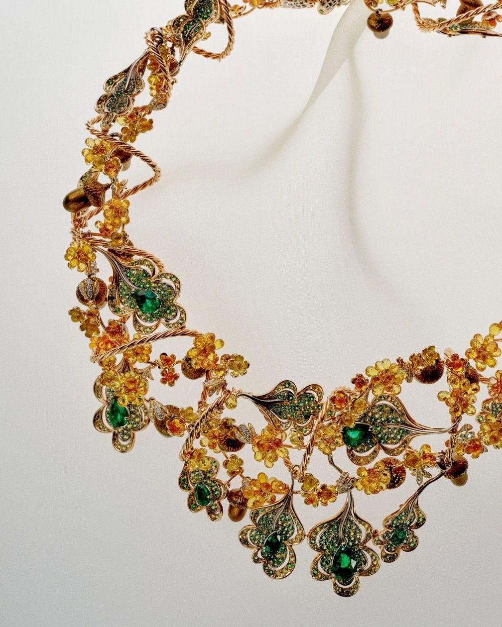 Колье от Chopard из коллекции ювелирных украшений класса люкс из 18-каратного белого, желтого и розового этично добытого золота с бриллиантами, изумрудами, сапфирами и гранатами