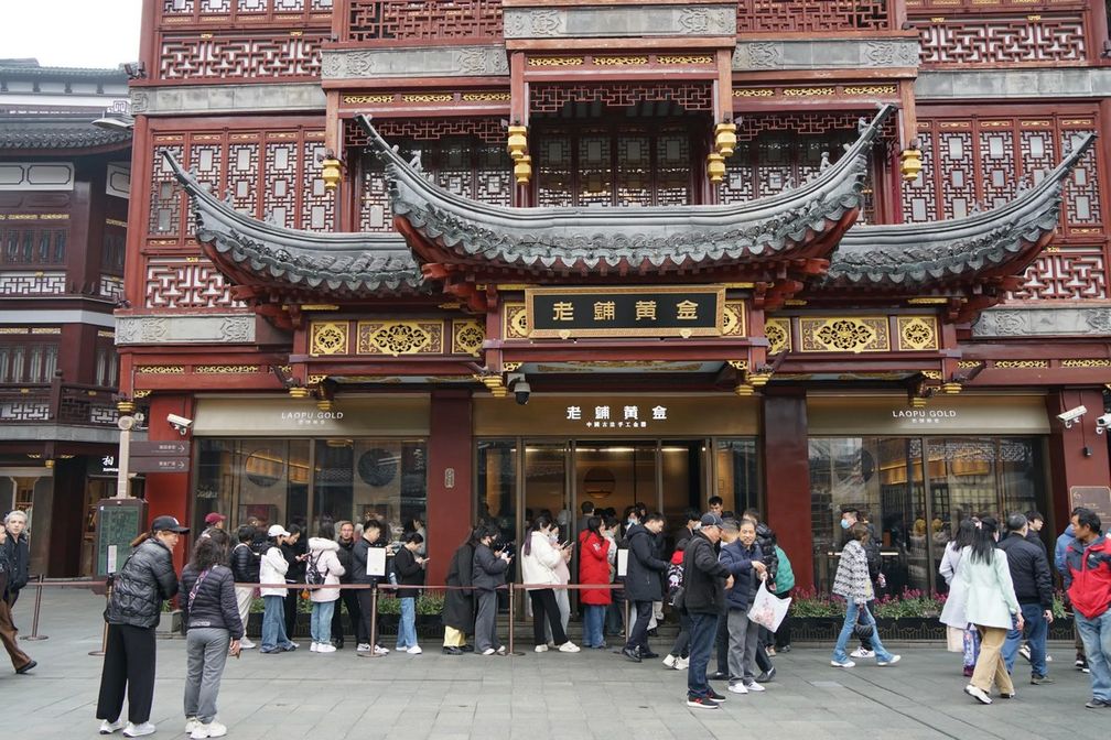 Покупатели выстраиваются в очередь перед магазином Laopu Gold в Шанхае