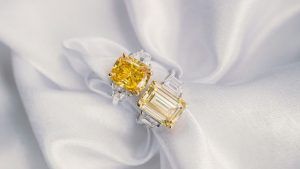 С каким цветом вечернего наряда лучше всего сочетается украшение с гелиодором