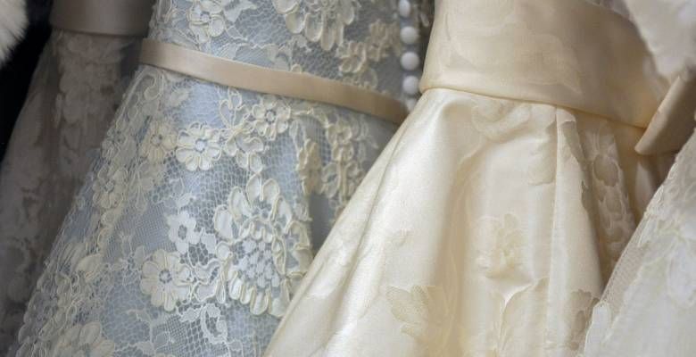 С каким цветом вечернего наряда лучше всего сочетается украшение с турмалинами