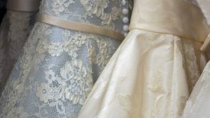 С каким цветом вечернего наряда лучше всего сочетается украшение с турмалинами