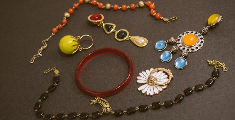 С какими стилями одежды лучше всего сочетаются асимметричные серьги-конструкторы?