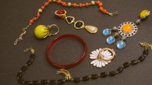 С какими стилями одежды лучше всего сочетаются асимметричные серьги-конструкторы?