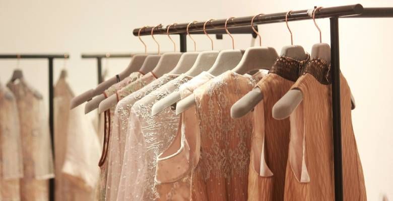 С каким цветом вечернего наряда лучше всего сочетается украшение с топазом