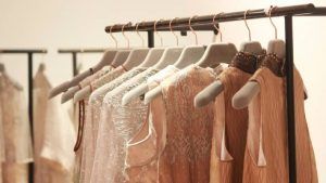 С каким цветом вечернего наряда лучше всего сочетается украшение с топазом