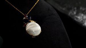 С каким цветом вечернего наряда лучше всего сочетается украшение с селенитом