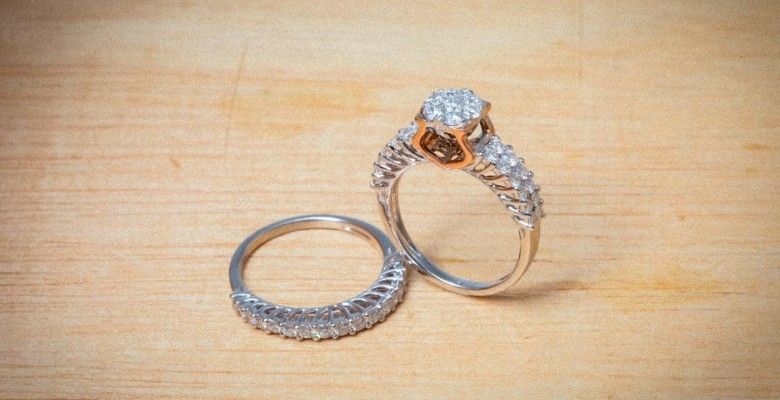 Какие камни традиционно использовались в обручальных кольцах до алмазов