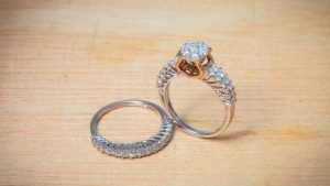 Какие камни традиционно использовались в обручальных кольцах до алмазов