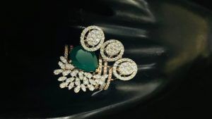 С какими фасонами платьев лучше всего сочетается брошь на плече?