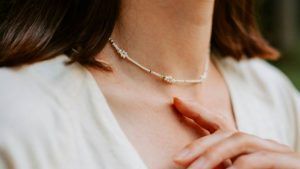 С какими типами выреза лучше всего сочетается колье-чокер?