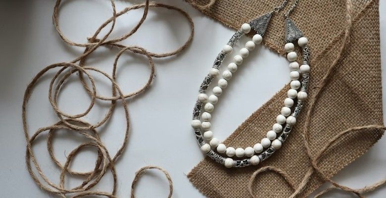 С каким цветом вечернего наряда лучше всего сочетается украшение с кахолонгом