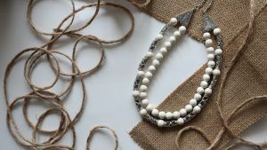 С каким цветом вечернего наряда лучше всего сочетается украшение с кахолонгом