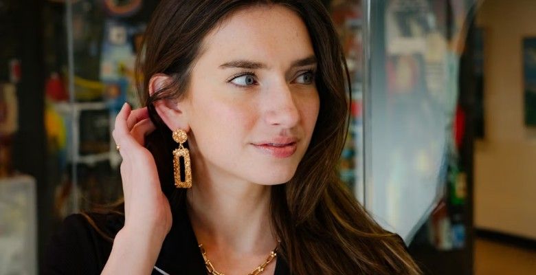 С какими стилями одежды лучше всего сочетаются геометрические серьги-конструкторы?