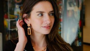 С какими стилями одежды лучше всего сочетаются геометрические серьги-конструкторы?