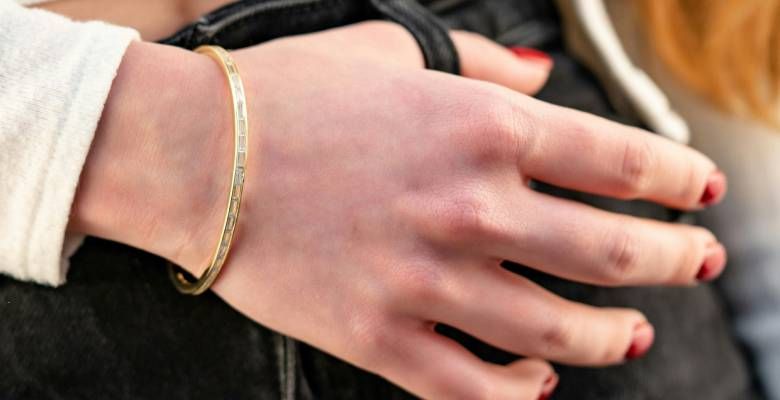 Какие браслеты выбрать для тонкой руки (запястья), чтобы они не спадали?