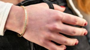 Какие браслеты выбрать для тонкой руки (запястья), чтобы они не спадали?