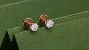 С какими стрижками лучше всего сочетаются серьги-гвоздики?