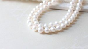 С какими типами выреза лучше всего сочетается ожерелье из нескольких рядов жемчуга