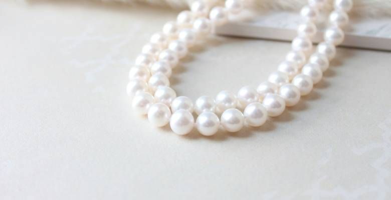 С какими типами выреза лучше всего сочетается ожерелье из нескольких рядов жемчуга