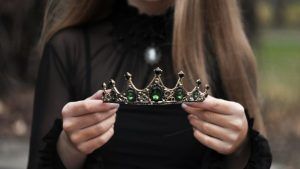 С какими прическами лучше всего смотрится тиара или диадема