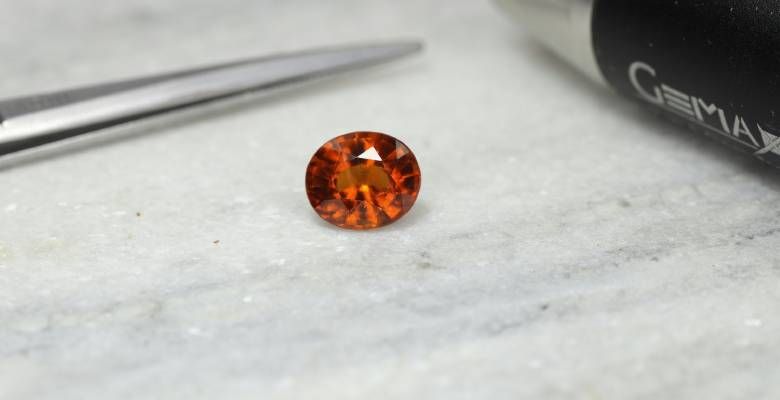 С каким цветом вечернего наряда лучше всего сочетается украшение с гранатом