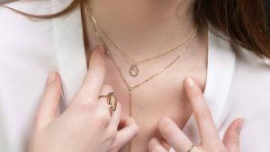 С какими типами выреза лучше всего сочетается несколько тонких цепочек разной длины?